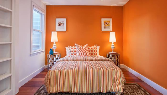 دهان غرفة نوم باللون البرتقالي