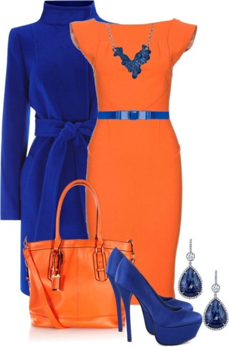 تنسيق الملابس باللون البرتقالي مع اللون الأزرق