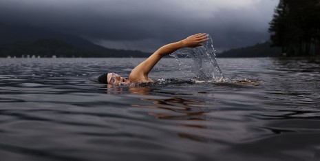 Photo of تفسير حلم السباحة في البحر