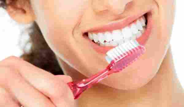 Photo of لماذا ننظف اسناننا بالفرشاة او السواك