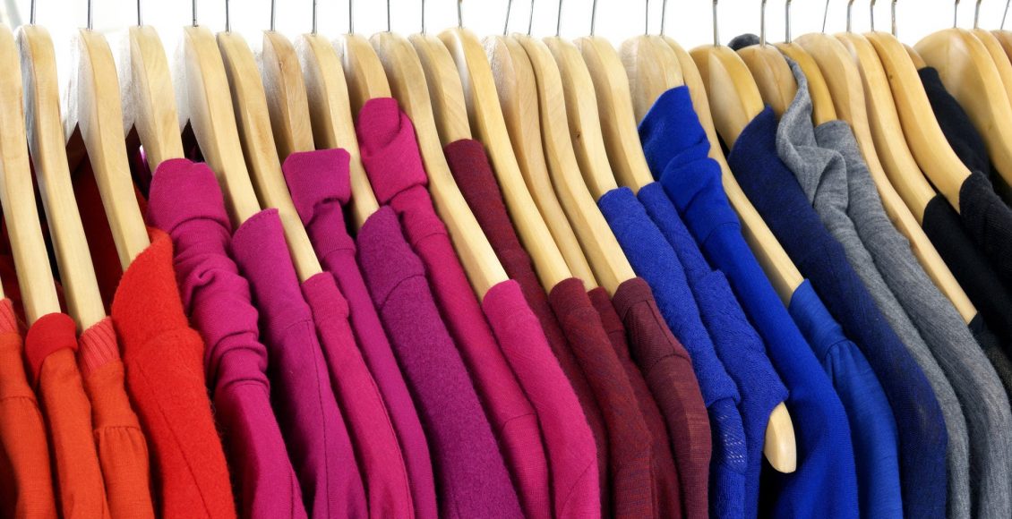Photo of لون الملابس المناسب للبشرة القمحية للرجال والنساء