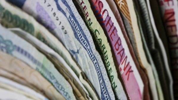 العلاقة بين سعر الفائدة وسعر الصرف