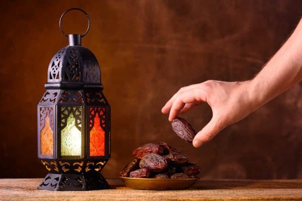 ما هي كفارة إفطار يوم في رمضان عمدا دون عذر؟